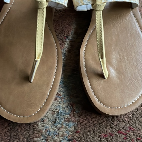 Women’s size 11 yellow and white GBG Los Angeles Slip on thong sandals - Picture 4 of 6